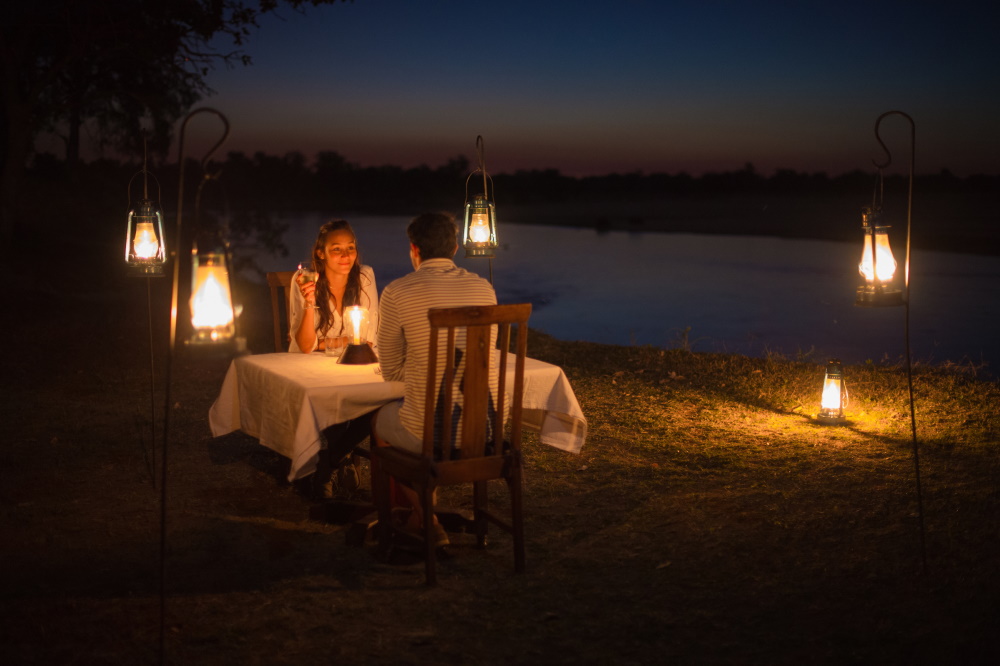 nsefu camp diner aan rivier.jpg