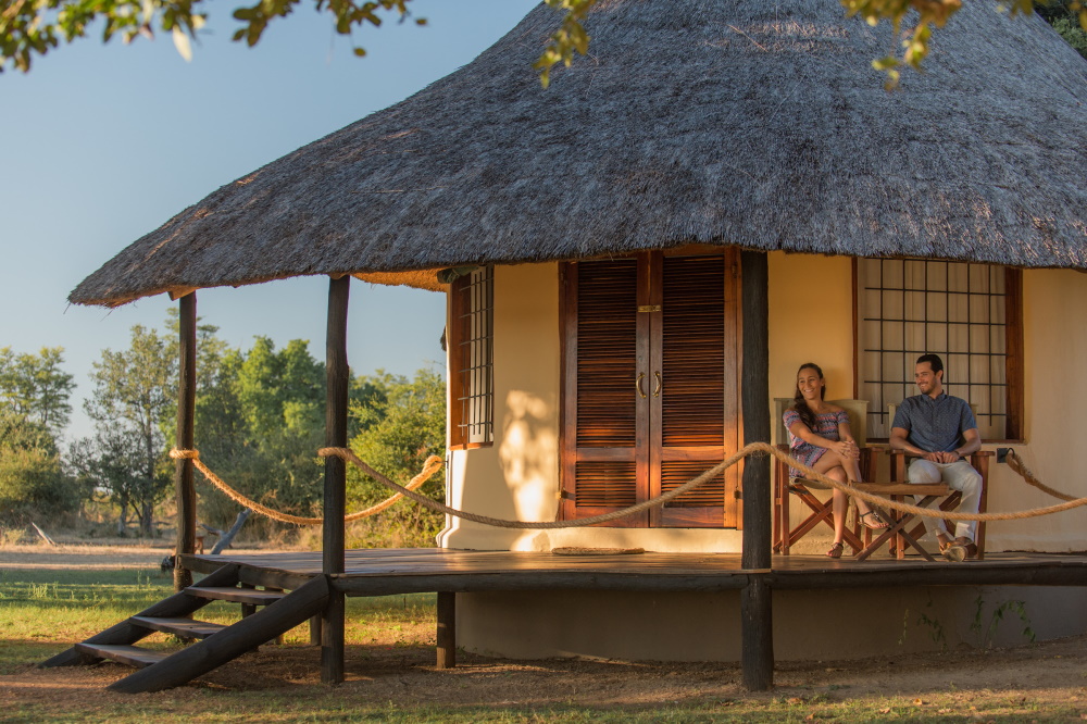nsefu camp chalet buiten zitten.jpg
