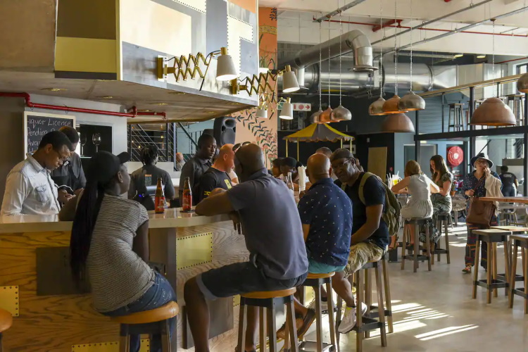 mojo hotel buiten bar.jpg