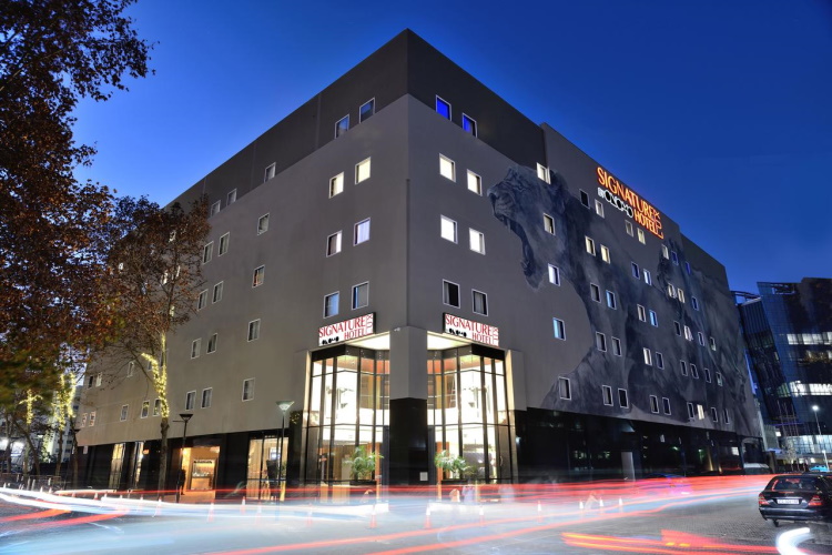signature lux hotel sandton buitenkant.jpg