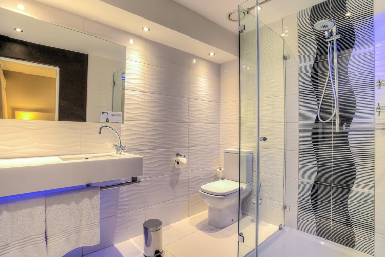signature lux hotel sandton badkamer.jpg