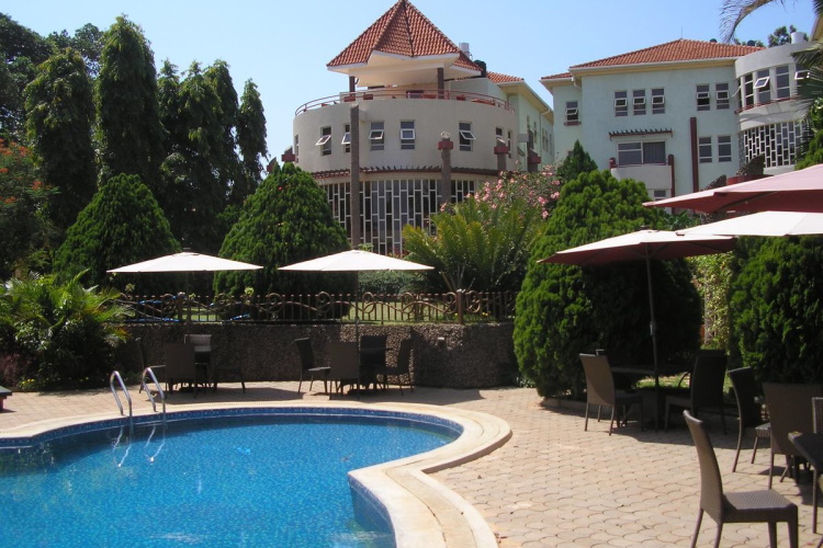 lake heights hotel tuin met zwembad.jpg