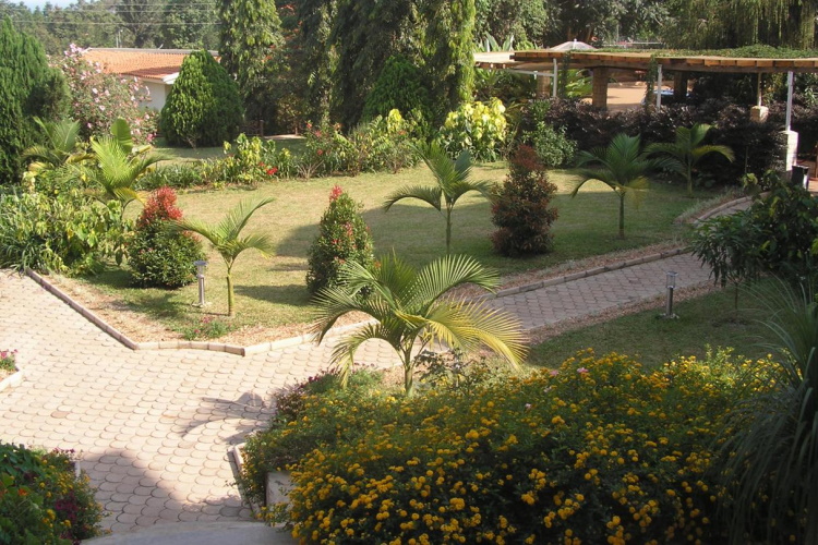 lake heights hotel tuin.jpg