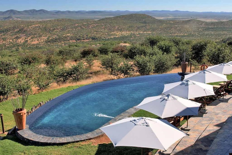 opuwo country lodge zwembad en uitzicht.jpg