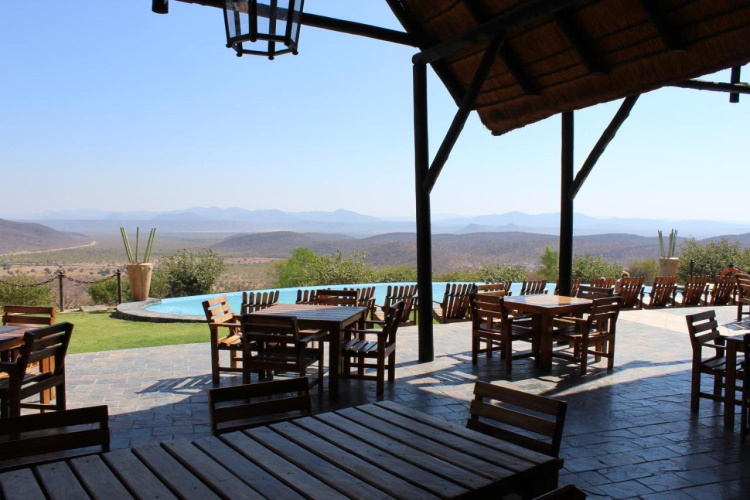 opuwo country lodge restaurant met uitzicht.jpg