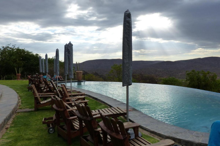 opuwo country lodge zwembad.jpg