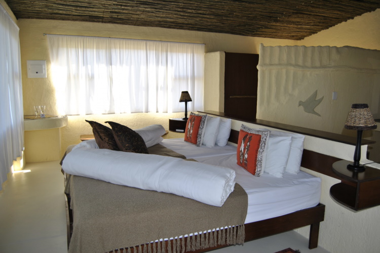 ugab terrace lodge chalets van binnen.jpg