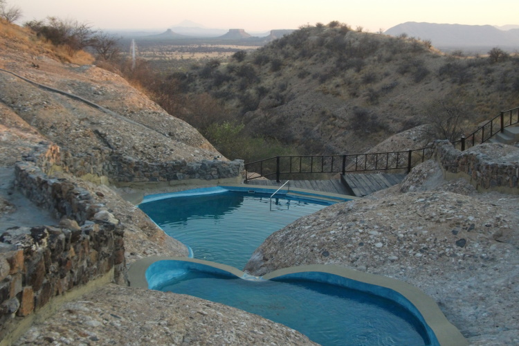 ugab terrace lodge zwembad.jpg