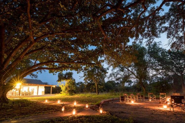 makuwa safari lodge terrein.jpg