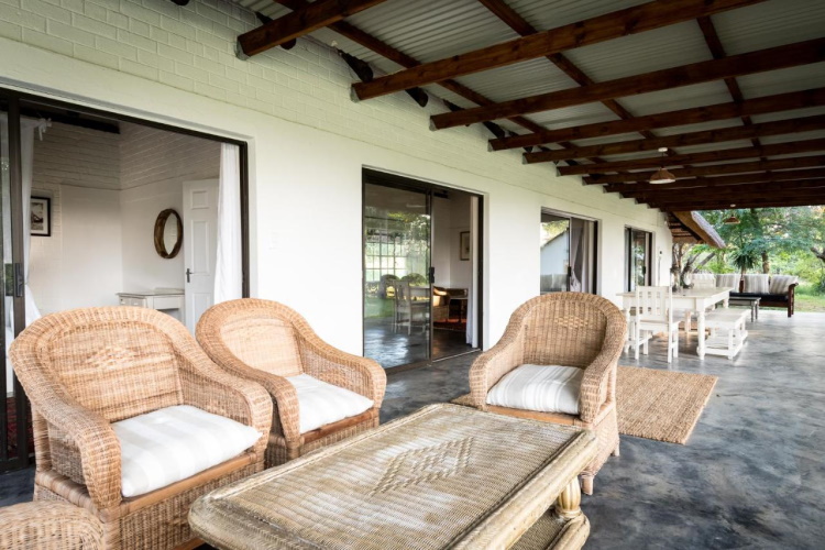 makuwa safari lodge terras.jpg