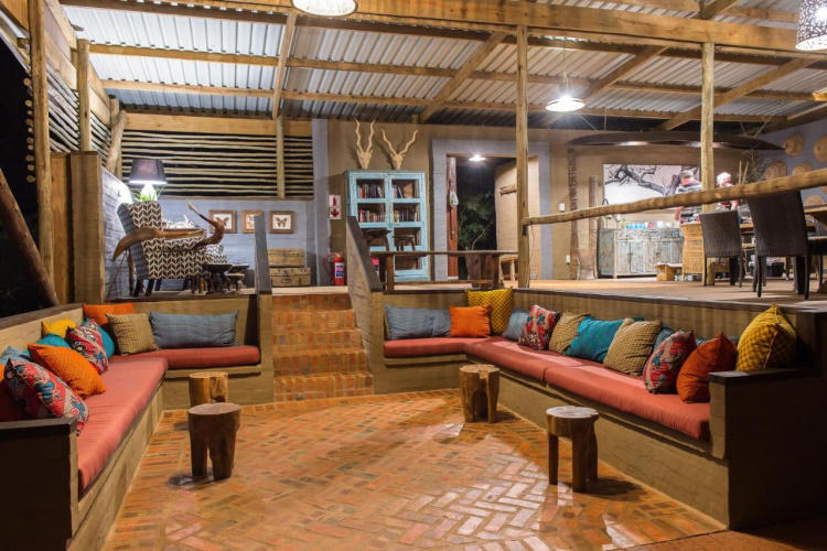 zululand lodge zitgedeelte.jpg