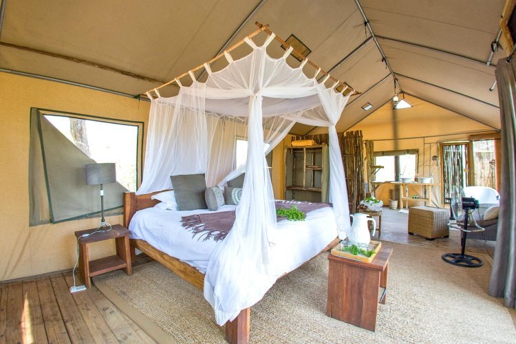 miombo safari lodge tented kamer van binnen.jpg
