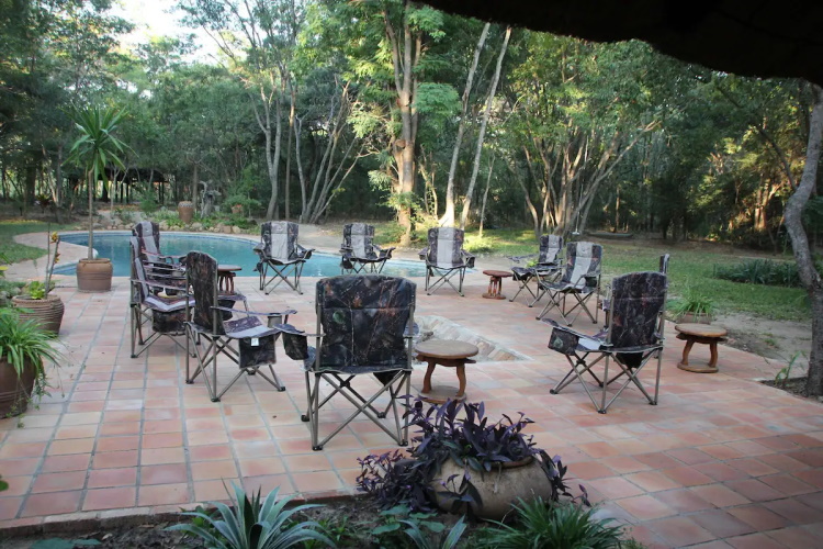 miombo safari lodge zwembad.jpg