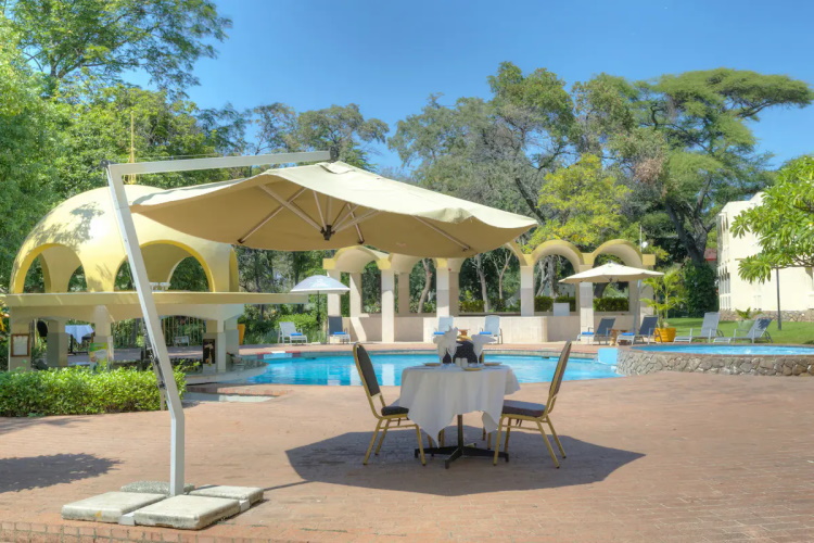 victoria falls rainbow hotel tuin met zwembad.jpg