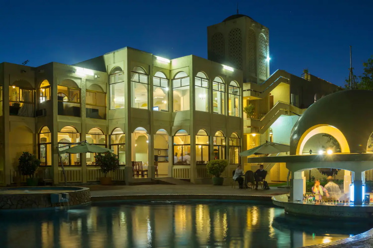 victoria falls rainbow hotel buitenkant.jpg