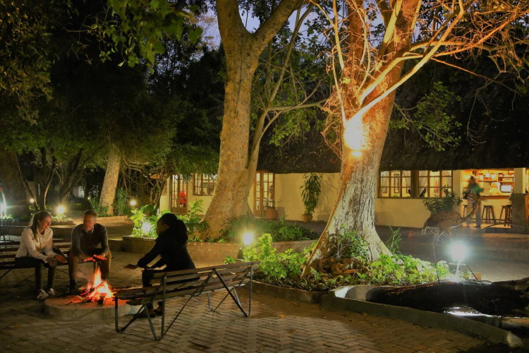 island safari lodge kampvuur.jpg