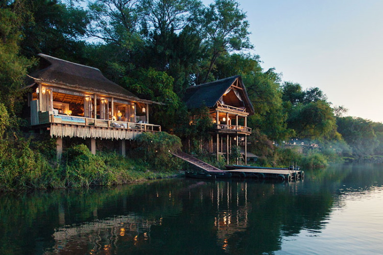 tongabezi lodge river zicht vanaf rivier.jpg