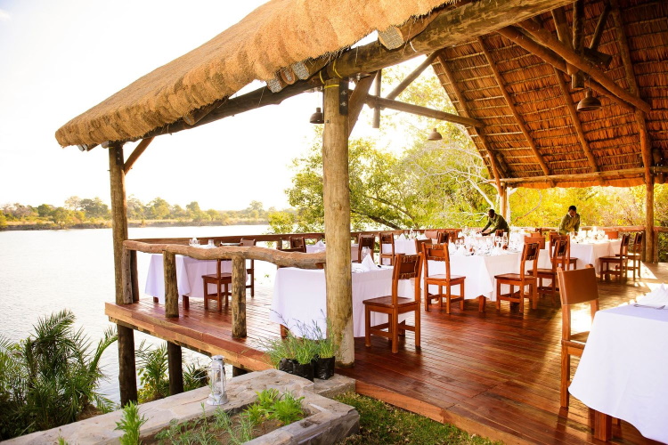 ila safari lodge buiten eten.jpg