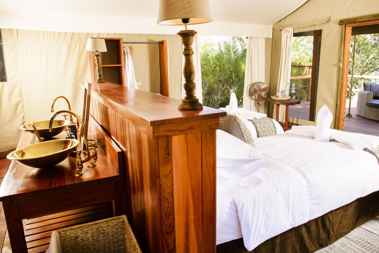 ila safari lodge tent van binnen.jpg