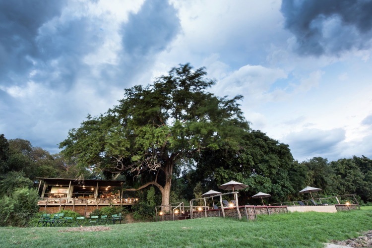 shawa luangwa camp 001.jpg
