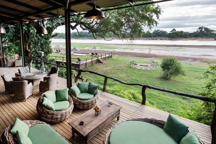 shawa luangwa camp lounge met uitzicht.jpg
