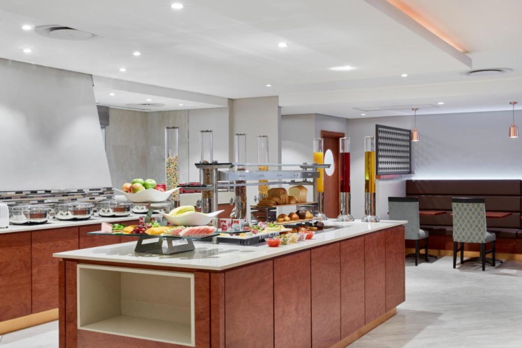 hilton garden inn society business park ontbijt.jpg