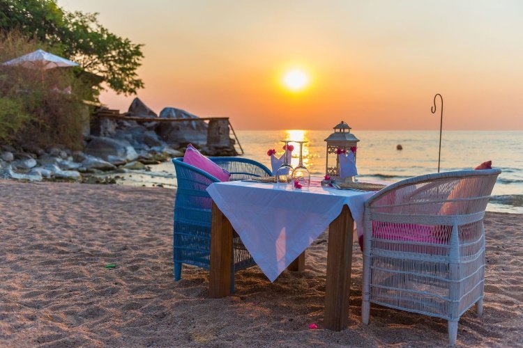 Klik op de afbeelding voor een vergroting likoma island op strand dineren.jpg
