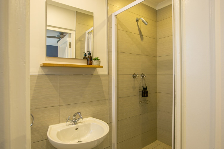 hout & about guest house badkamer.jpg