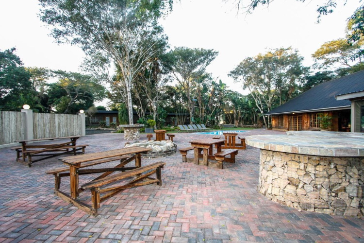 ezulwini game lodge buiten terrein.jpg