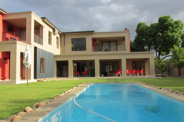 karoo sun boutique guest house tuin met zwembad.jpg