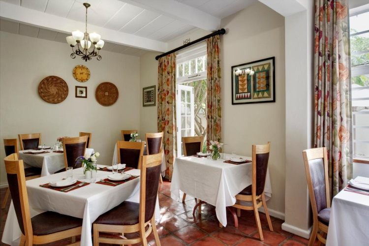rivierbos guest house eetzaal.jpg