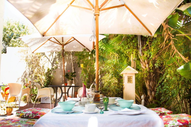 cape nelson guest house tuin buiten ontbijt.jpg