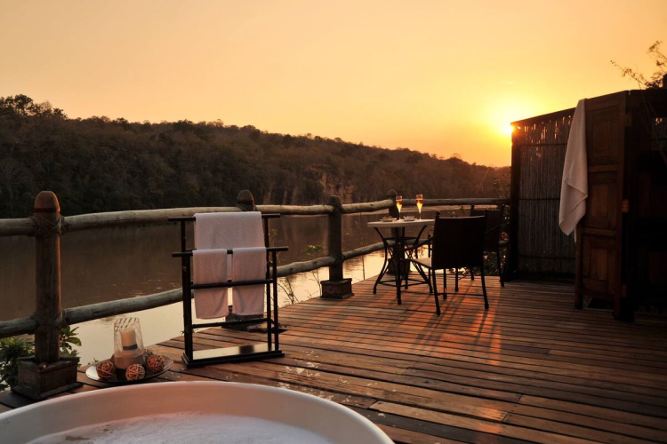 serena mivumo river lodge zonsondergang.jpg