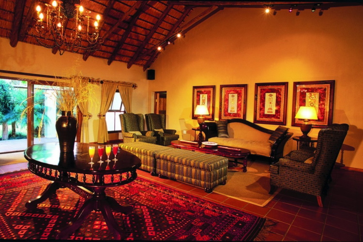 hanglip mountain lodge lounge.jpg