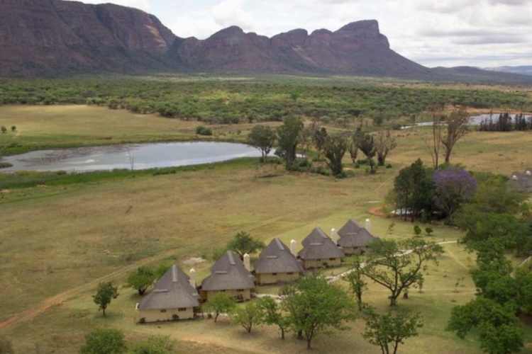 hanglip mountain lodge terrein.jpg