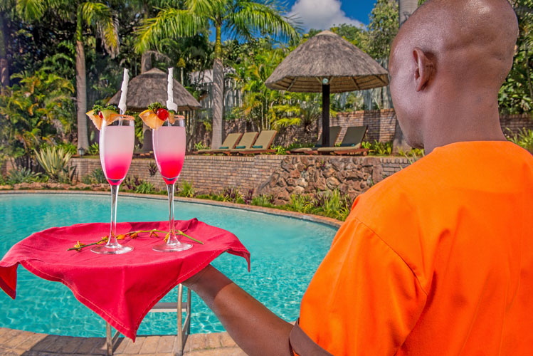 karongwe chisomo lodge drankje bij zwembad.jpg