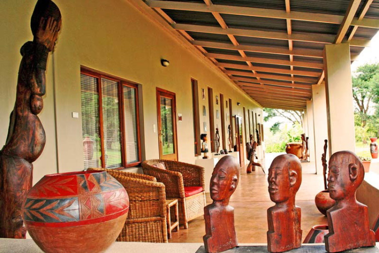 madi a thavha mountain lodge kunst 002.jpg