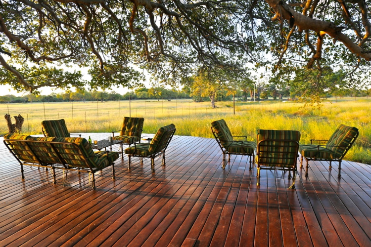 la rochelle lodge terras buiten.jpg