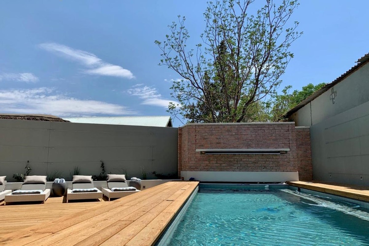 the windhoek luxury suites zwembad.jpg