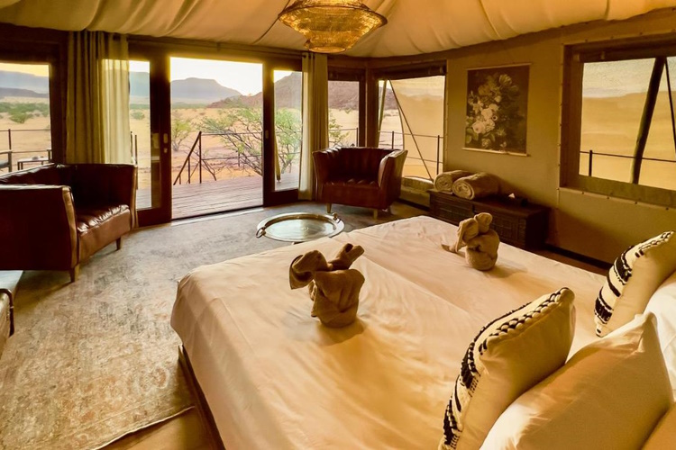 twyfelfontein adventure camp tent binnen.jpg