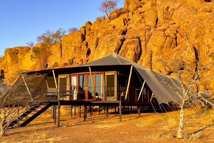 twyfelfontein adventure camp tent buiten.jpg