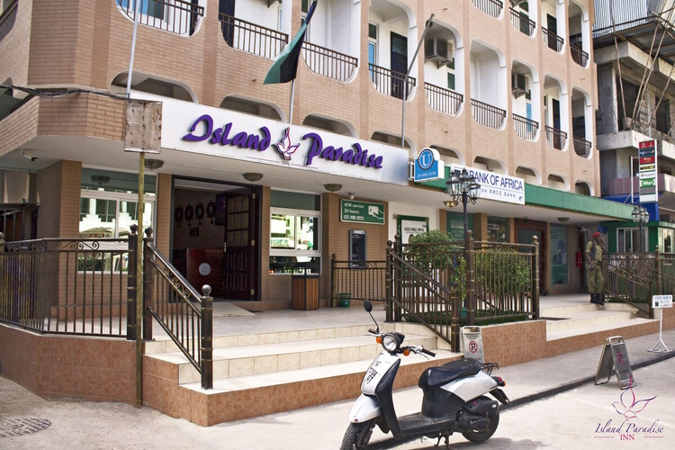 island paradise inn voorkant.jpg