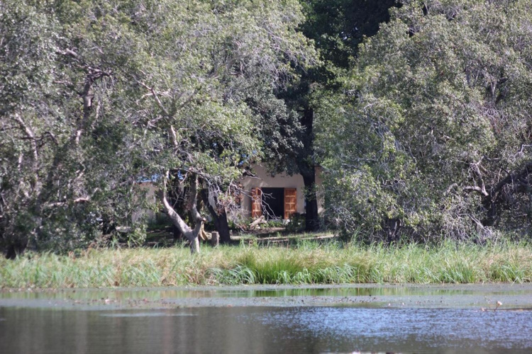 caprivi mutoya lodge kamer aan rivier.jpg