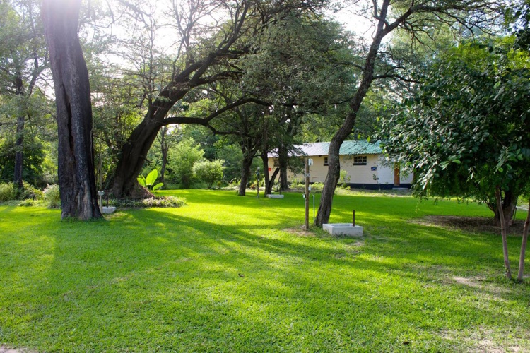 caprivi mutoya lodge tuin.jpg