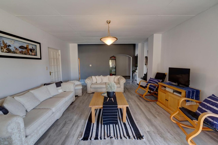 royal sea star guesthouse woonkamer.jpg