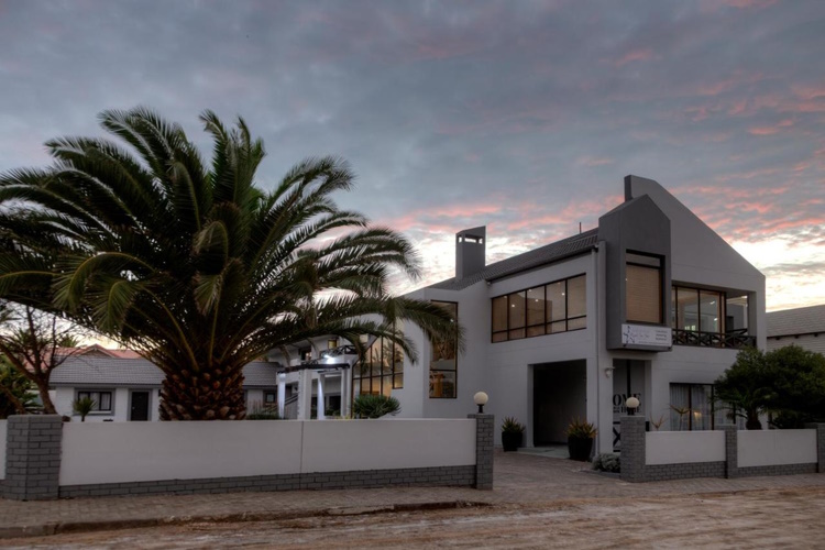royal sea star guesthouse voorkant.jpg