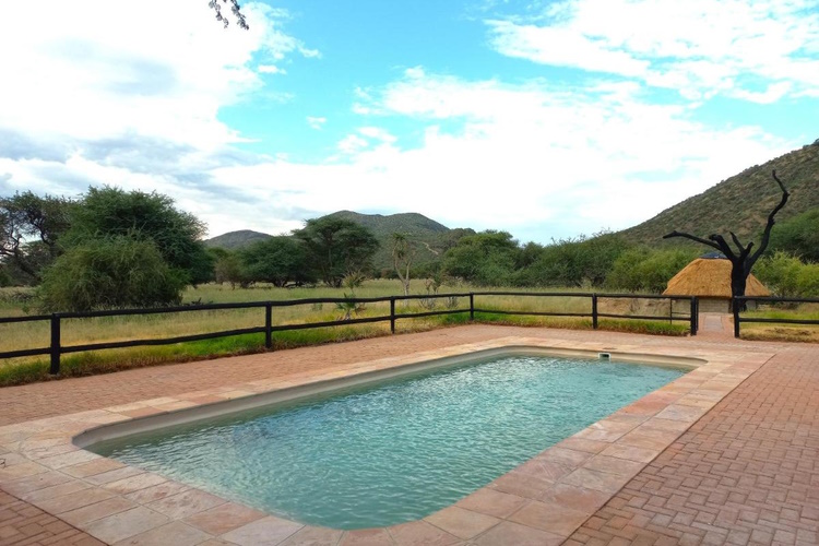 okapuka safari lodge zwembad.jpg