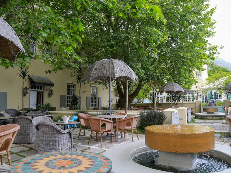 Hout Bay Manor buiten zitten.webp