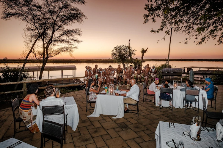chobe marina lodge buiten dineren.webp