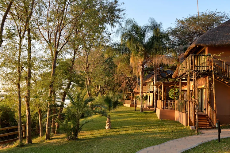 chobe marina lodge kamers buitenkant.webp